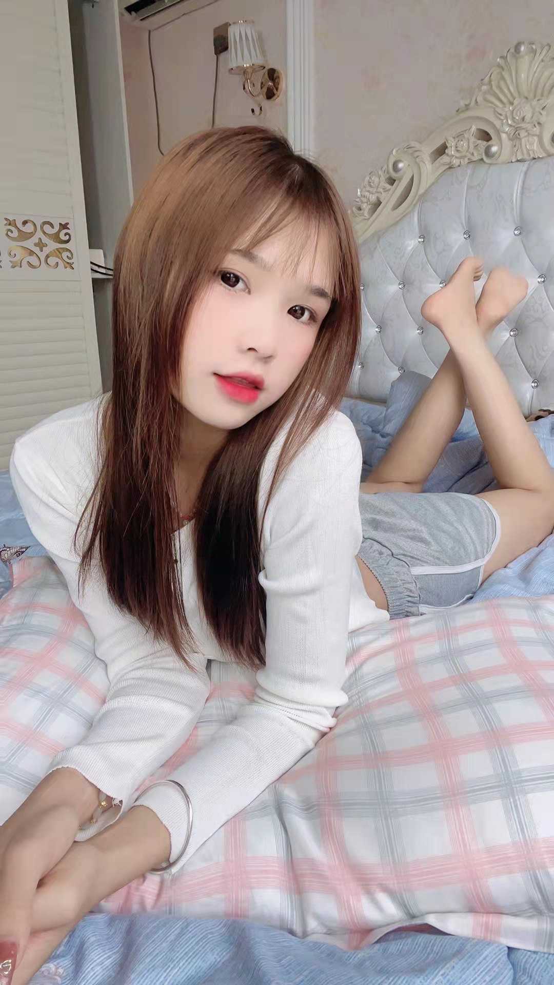 身材完美，胸挺，皮肤紧致有弹性